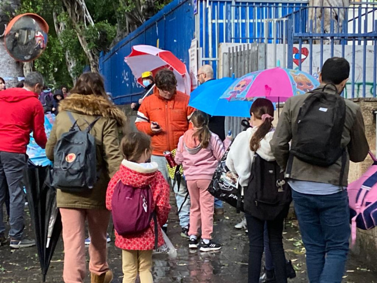 תלמידים מגיעים ללימודים הבוקר