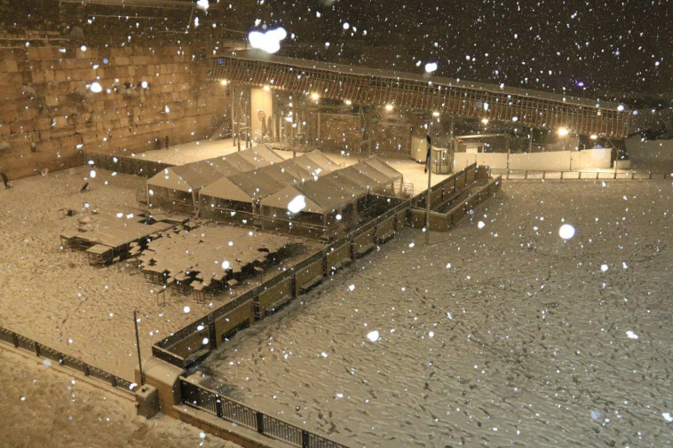 שלג בכותל המערבי (צילום: הקרן למורשת הכותל המערבי)
