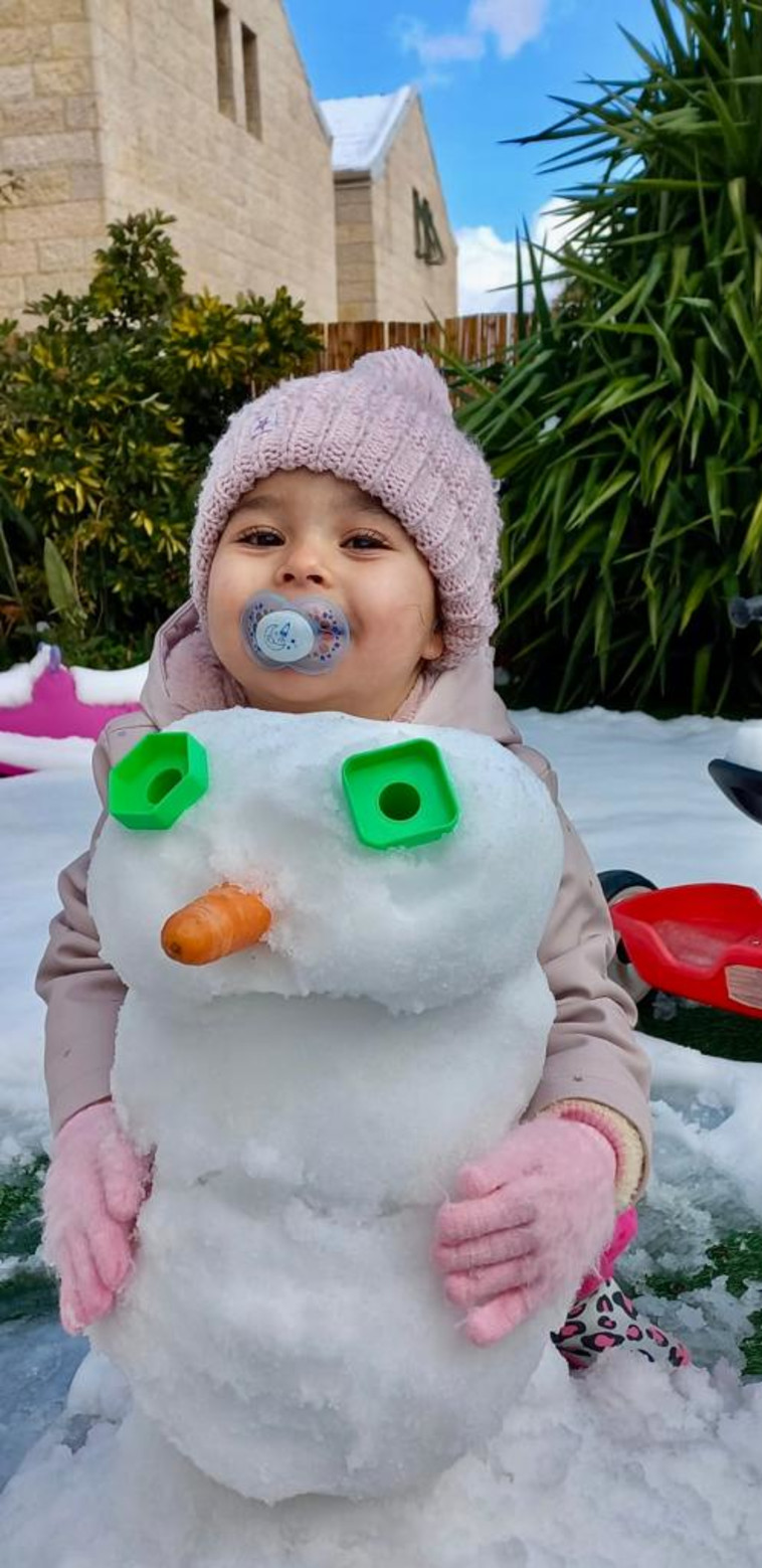 ילדה משחקת בשלג בירושלים