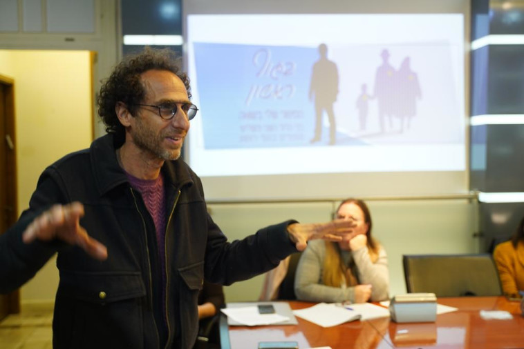 עמי סמולרצ'יק מנחה סדנה ב''גוף ראשון''