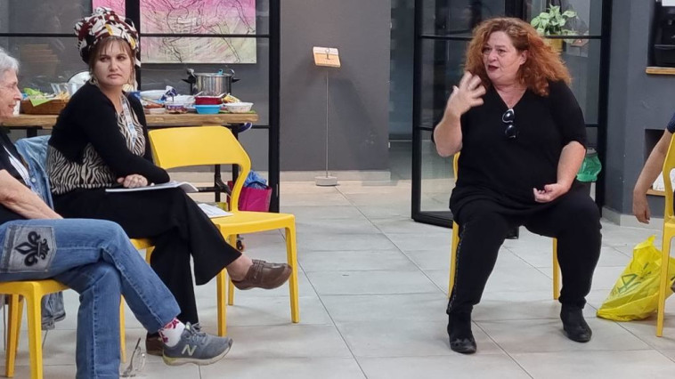 אסתי זקהיים מעבירה סדנה ב''גוף ראשון''