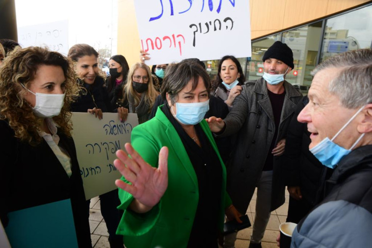 יפה בן דויד מגיעה לדיון מלווה בתומכיה