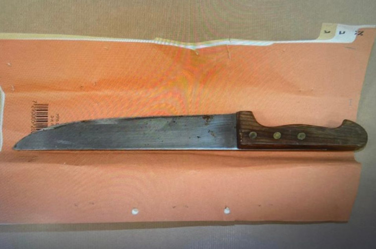 הסכין שאותרה אצל החשוד (צילום: דוברות המשטרה)