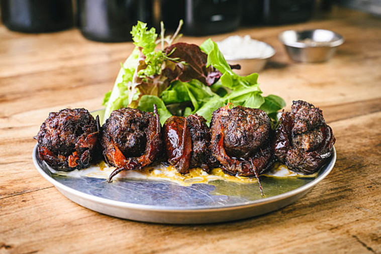איזון טעמים מושלם. קבב תמרים על שמנת ולימון כבוש