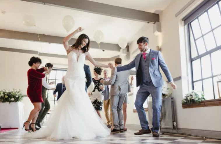 ריקודים בחתונה, אילוסטרציה