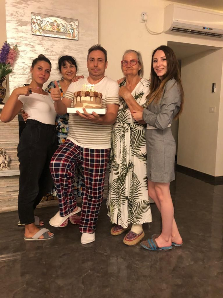 יאן אנדרייב (במרכז) עם בני משפחתו