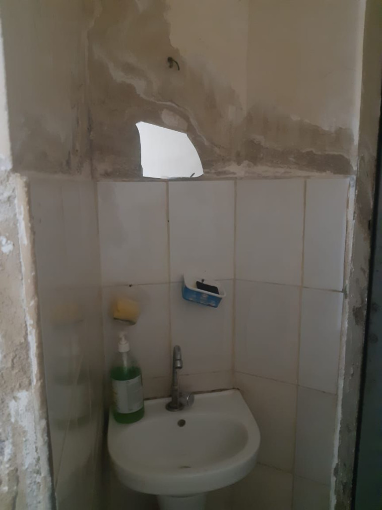 כך נראה תא המעצר בו מוחזק אנדרייב בארמניה