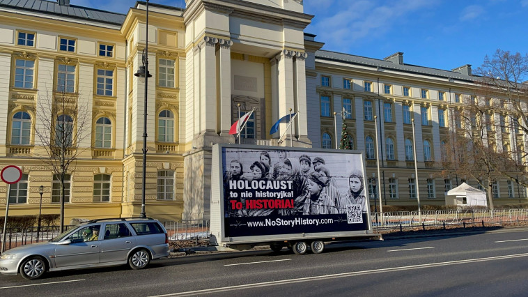 nostoryhistory מול הפרלמנט בפולין (צילום: יחצ)
