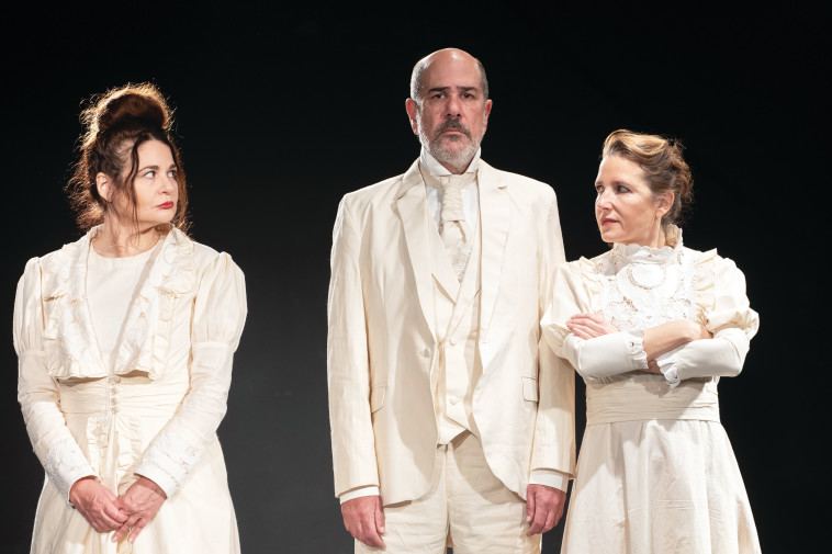 ההצגה ג'ון גבריאל בורקמן. הדר גלרון מימין, שלום שמואלוב באמצע, דליה שימקו משמאל