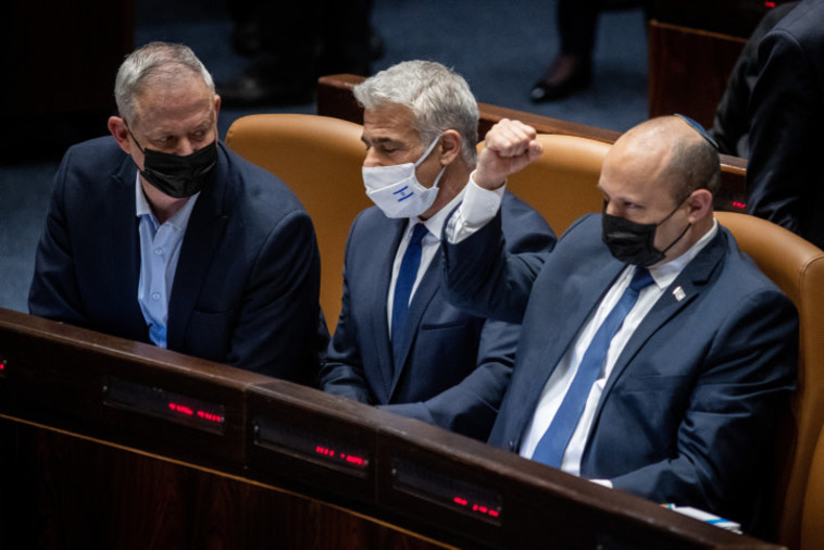 בנט, לפיד וגנץ אחרי העברת חוק הגיוס