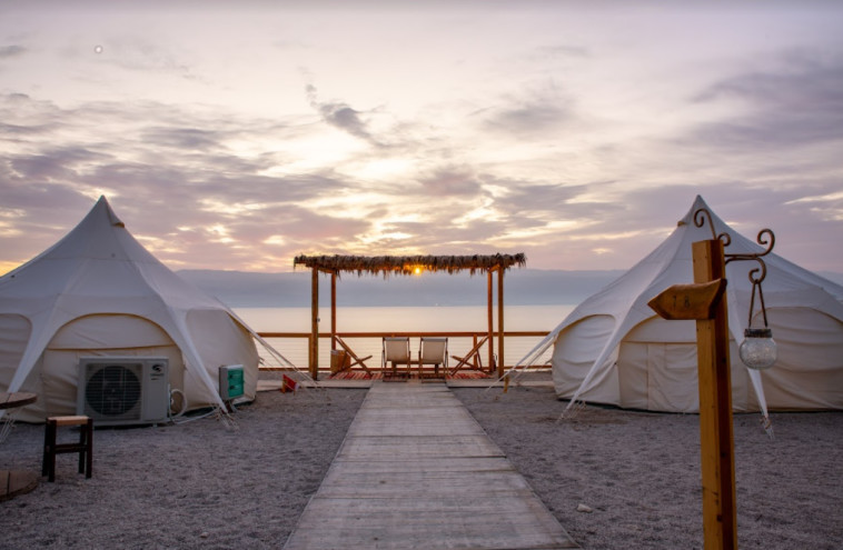 בין כל שני אוהלי גלאמפינג מפנקים יש פינת ישיבה עם נוף לים המלח (צילום: ברוריה קרני הדס)