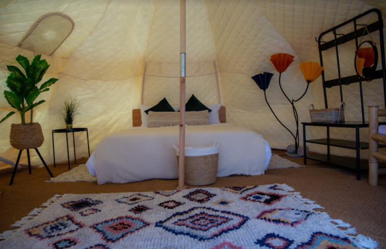 הצצה אל תוך אוהל גלאמפינג זוגי מעוצב