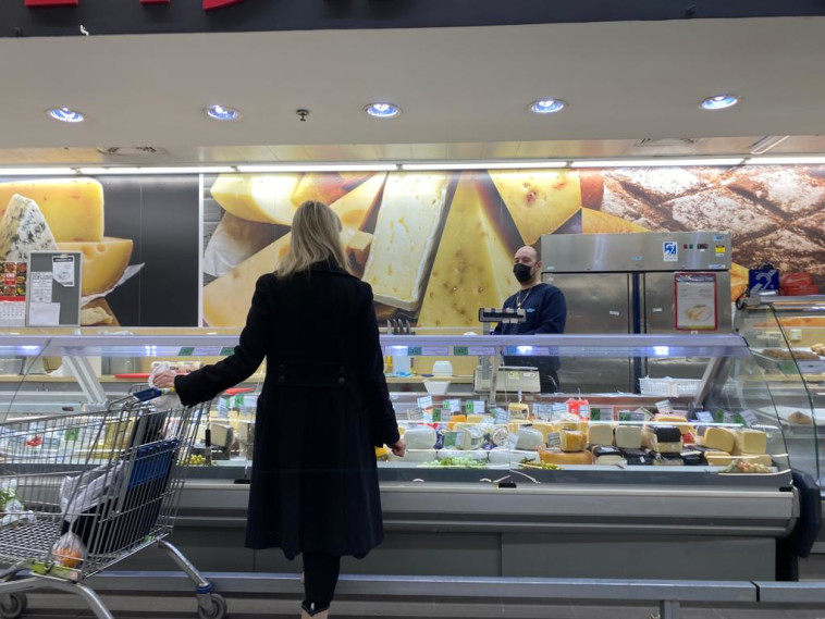 עליית מחירים, יוקר המחיה, קניות בסופר (למצולמים אין קשר לכתבה)