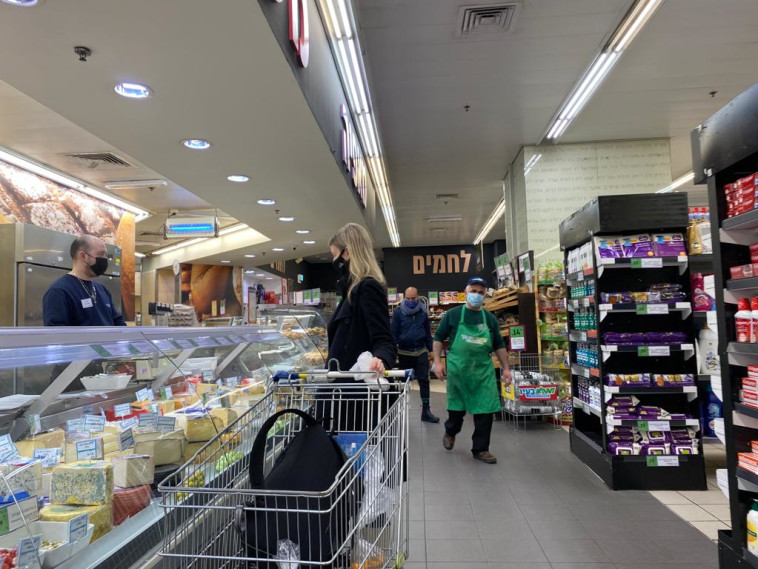 עליית מחירים, יוקר המחיה, קניות בסופר (למצולמים אין קשר לכתבה)