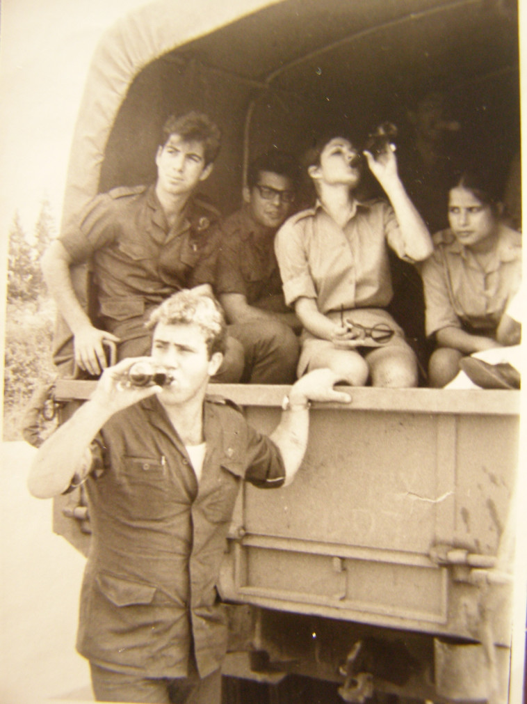 להב בחזית, מאחור משמאל דודו זכאי, זיגמן ואביבה גר בנסיעה להופעה בירושלים 