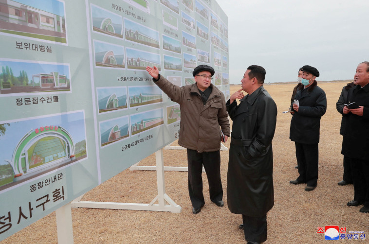 קים ג'ונג און מבקר באתר הבנייה (צילום: KCNA via REUTERS)