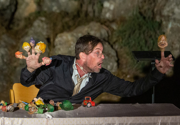 הצגתו של ינאי פרי