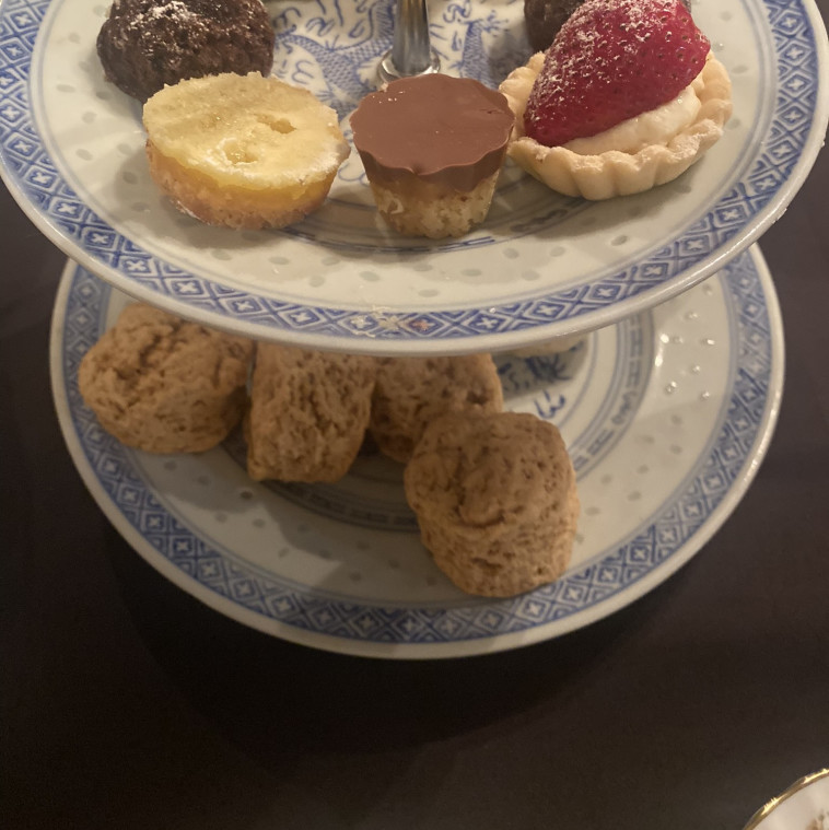 ''מסיבת התה'' ב''קריבין גסטהאוס''