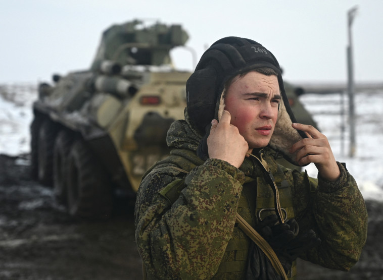 חייל אוקראיני בגבול עם רוסיה (צילום: רויטרס)