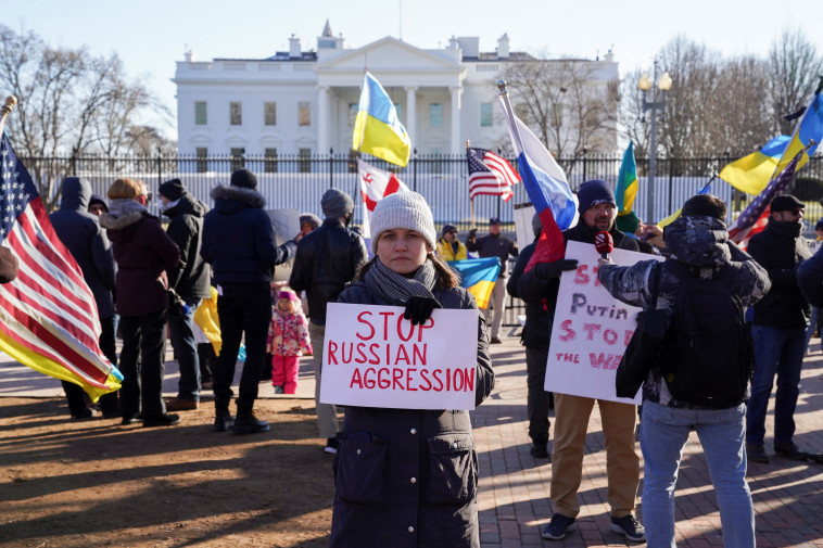 מחאה מול הבית הלבן על המתיחות עם רוסיה (צילום: רויטרס)