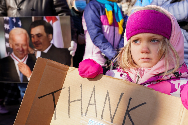 ילדה במחאה מול הבית הלבן על רקע המתיחות עם רוסיה (צילום: רויטרס)