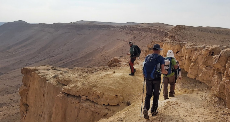 ביומיים הראשונים הולכים על המצוק הצפוני מערבית למצפה רמון