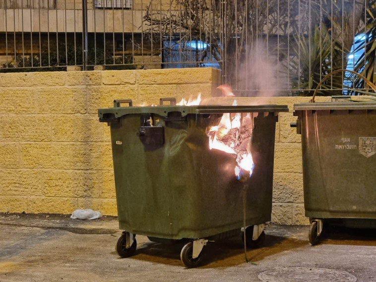 פח שהובער במהלך המחאה על מות אהוביה סנדק