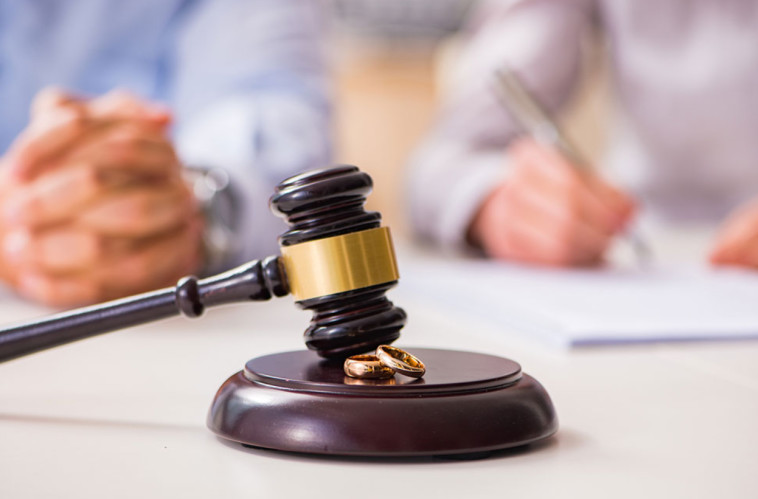 גירושין בבית המשפט, אילוסטרציה