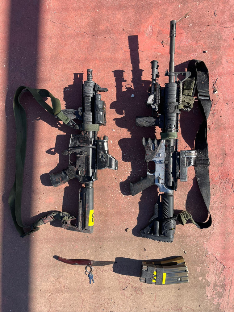 הנשקים שאותרו ברכבם של המחבלים (צילום: דוברות המשטרה)