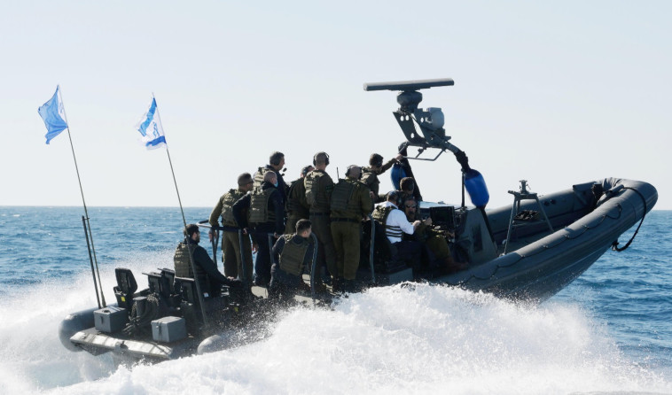 בנט בהפלגה עם לוחמי חיל הים (צילום: עמוס בן גרשום, לע''מ)