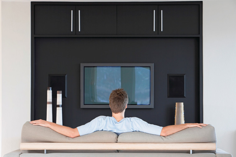 איש צופה בטלוויזיה