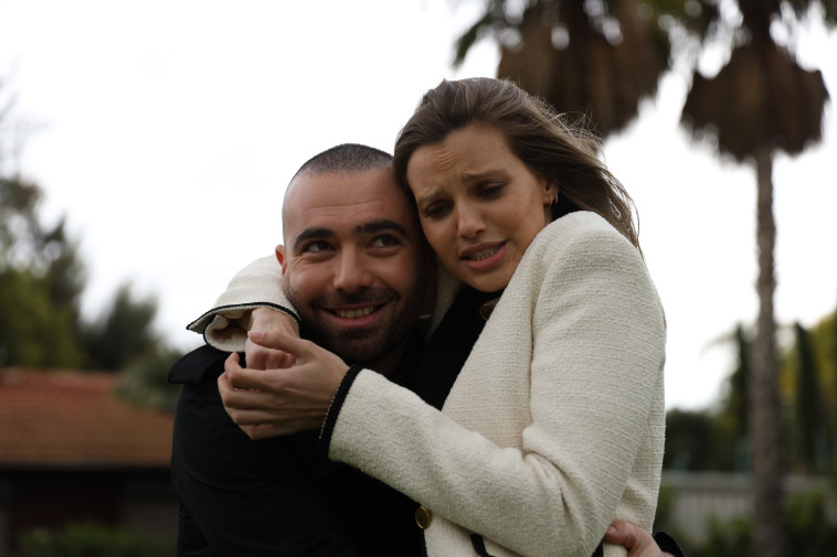 מחבק אותה כשקר. עומר אדם וניבר מדר