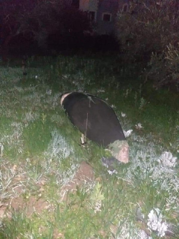 חלקי הטיל ששוגר מסוריה ונפלו בכפר הפלסטיני ג'בע שליד ג'נין