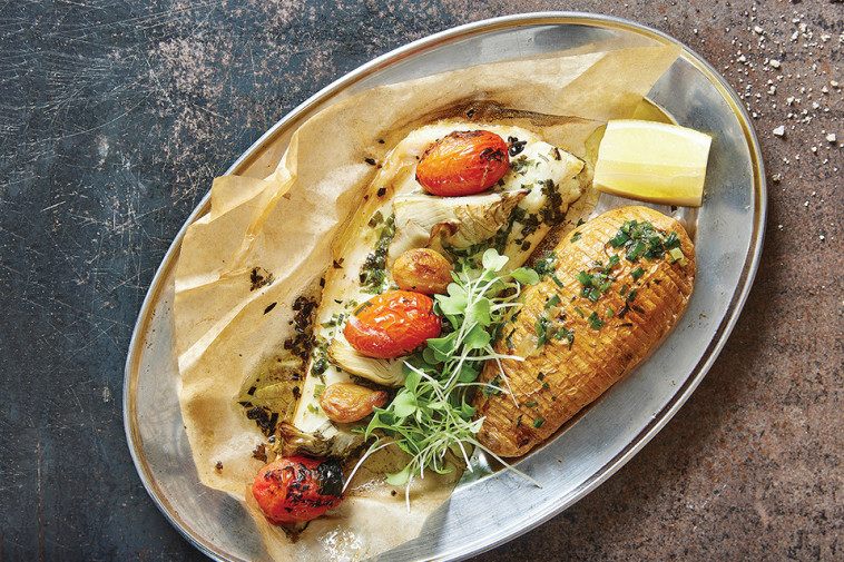 פילה בר ים עטוף בפרגמנט, שום ירוק, ארטישוק קונפי, שרי ותפו''א צלויים - בראנץ