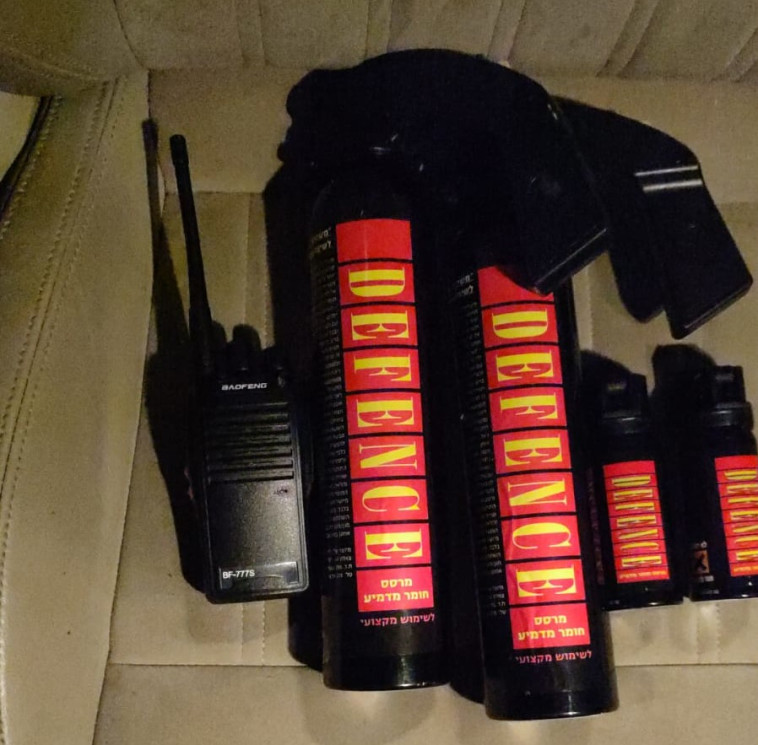 הרימונים ומכשיר הקשר שנמצאו אצל החשודים