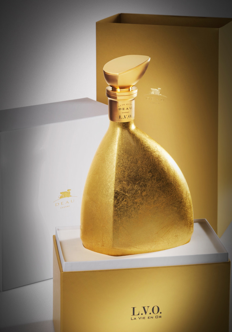 קוניאק La Vie en Or מבית deau lvo בבקבוק עשוי זהב 24 קראט. להשיג בבנא משקאות. מחיר: 25,000 שקלים (צילום: יח''צ)