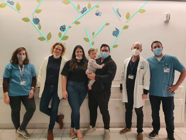 הצילו את חייו. הצוות הרפואי בבית החולים יחד עם גפן בן ה-11 חודשים