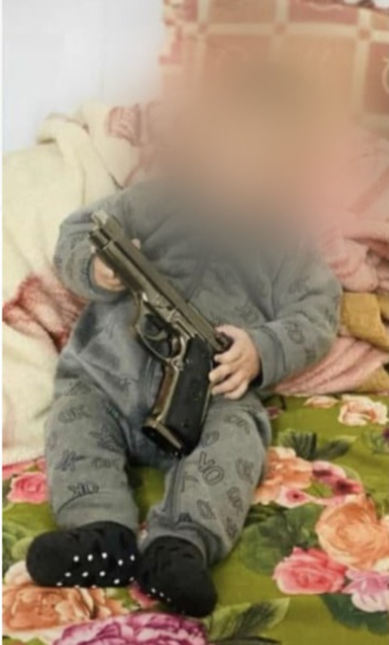 התינוק עם כלי הנשק