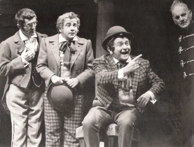 האחים סגל בהצגת ''רביזור'' (צילום: יעקב אגור