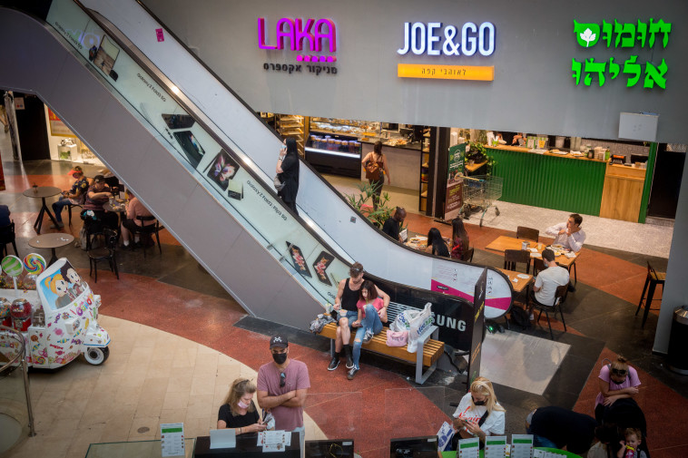 אנשים עם מסכות בדיזינגוף סנטר