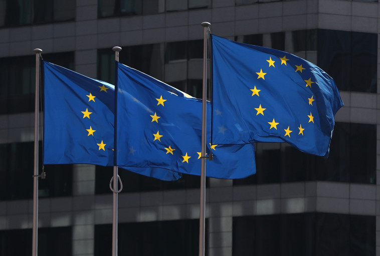 דגלי האיחוד האירופי על רקע המטה האיחוד בבריסל (צילום: רויטרס)
