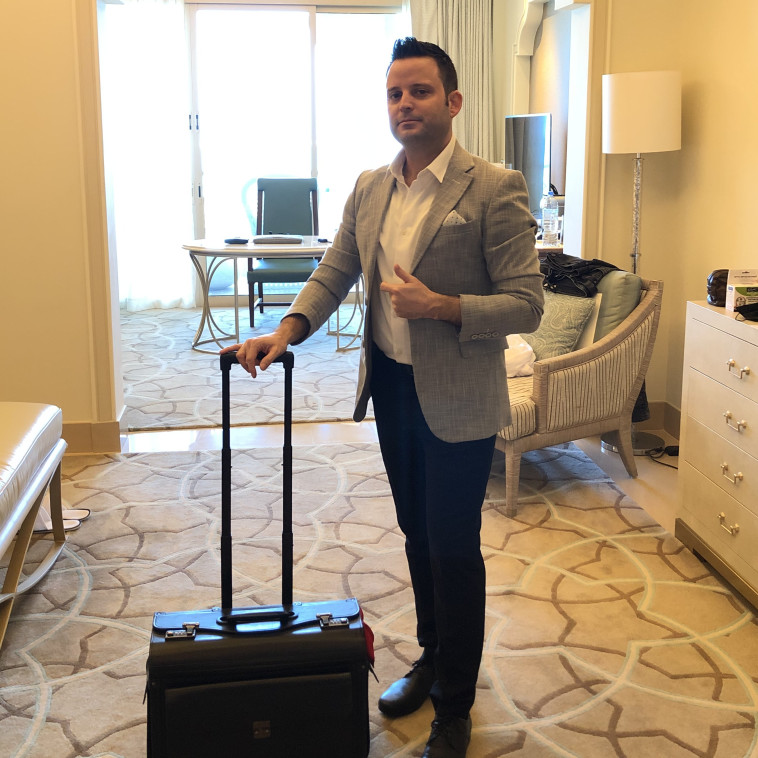 ההגעה למלון. הכל באדיבות ארמון המלוכה