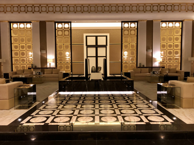 הסלון הענק והמפואר בבית המלוכה