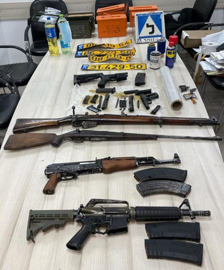 כלי הנשק שנתפסו בניסיון החסיול בצפון (צילום: דוברות המשטרה)