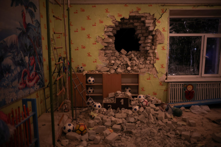 גן הילדים באוקראינה שנפגע מפגזים (צילום: REUTERS/Carlos Barria)