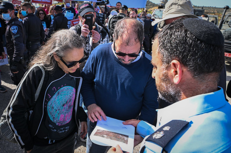 חברי הכנסת עופר כסיף וגבי לסקי בהפגנה נגד מאחז אביתר (צילום: ללא קרדיט)