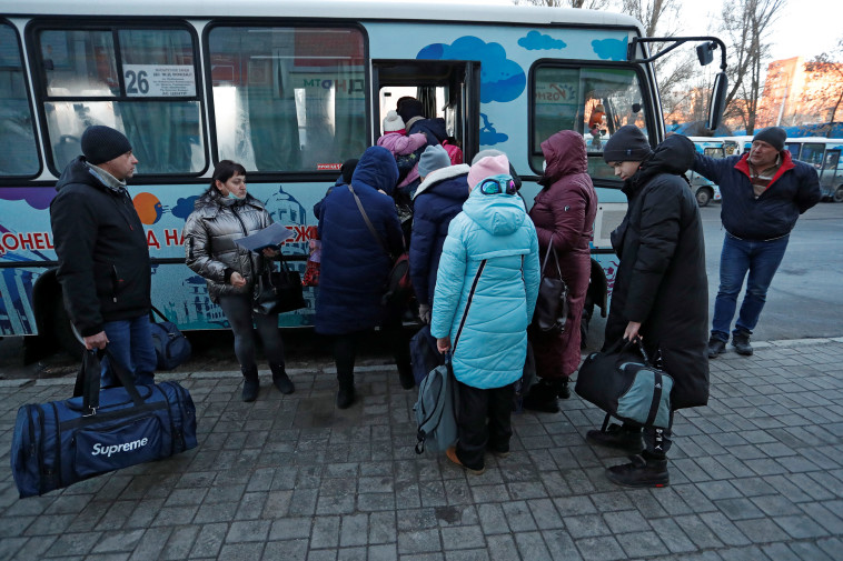 פינוי תושבים מקומיים מדונייצק לרוסיה (צילום: REUTERS, Alexander Ermochenko)