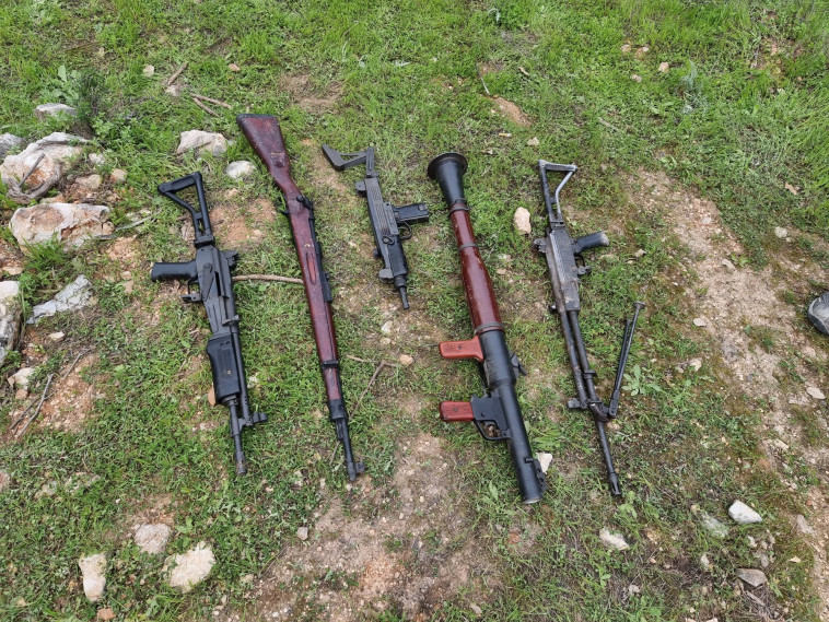 כלי הנשק שנמצאו לאחר שנגנבו ממוזיאון גולני (צילום: דוברות המשטרה)
