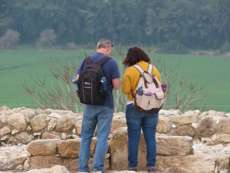 מטיילים בגן הלאומי תל מגידו 