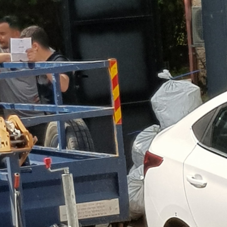 הבלשים אוספים את הסמים והציוד